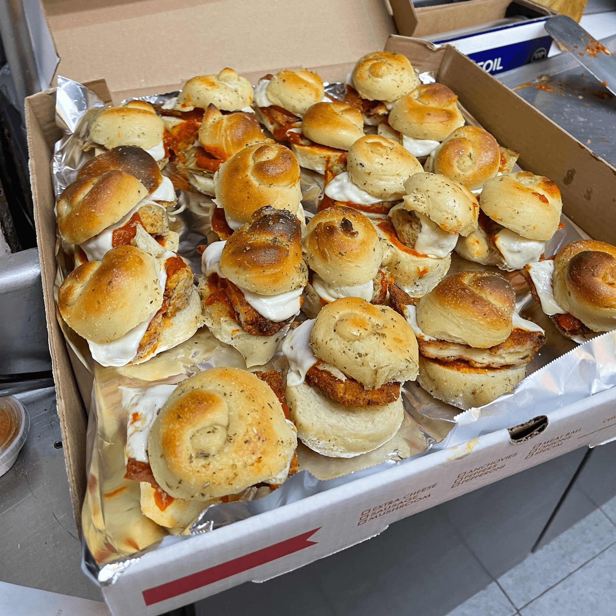 20 pz Garlic Knot slider box.