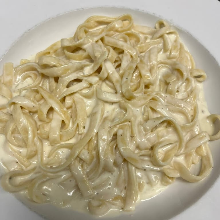 Fettuccine Alfredo: Creamy Pasta Perfection!
