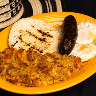 Calentado, Huevos, Morcilla Y Arepa