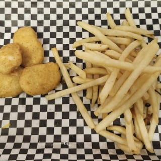 CHICKEN NUGGETS & FRENCH FRIES