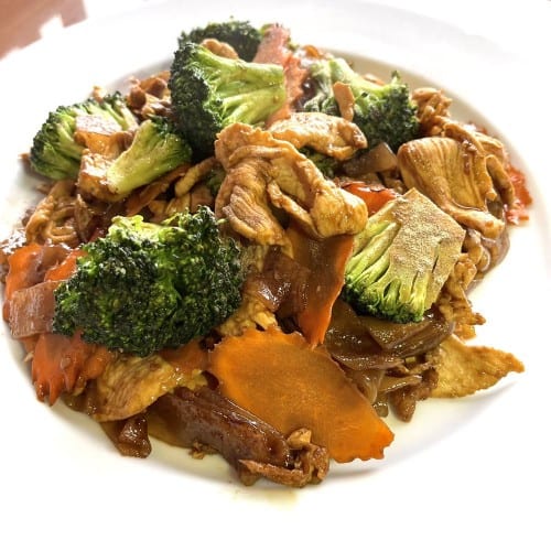 Pad See Ew (Free Drink).