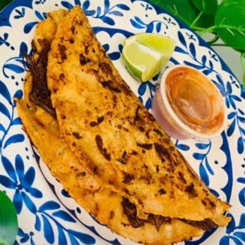 Quesadilla de Birria y Consomé.