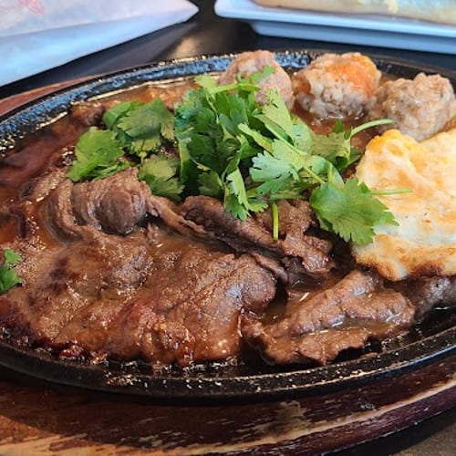 S8. Sizzling Beef Steak, Pork & Fried Egg w/ Bread (Bo Ne).