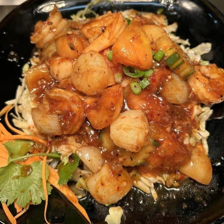 Shrimp & Scallop with Garlic Sauce.