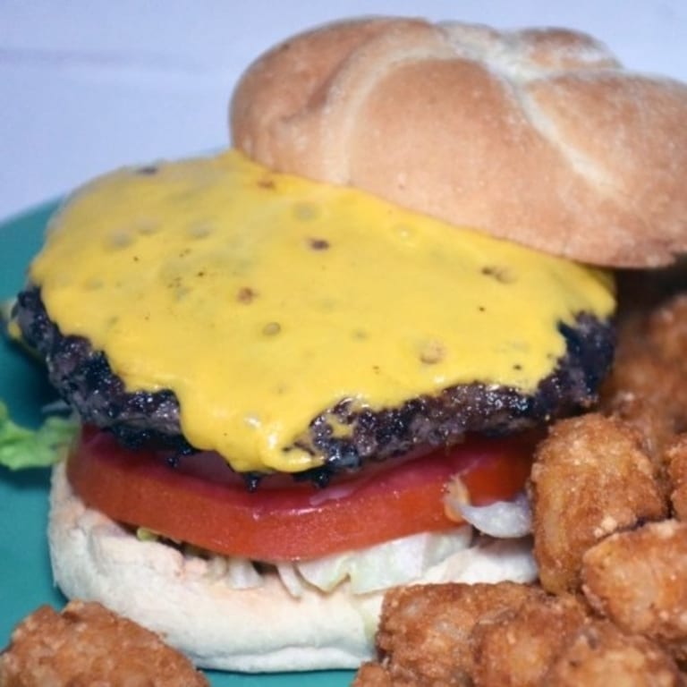 Classic Cheeseburger: A Timeless American Favorite