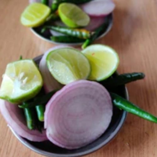 Cut lemon , onion n chilli.