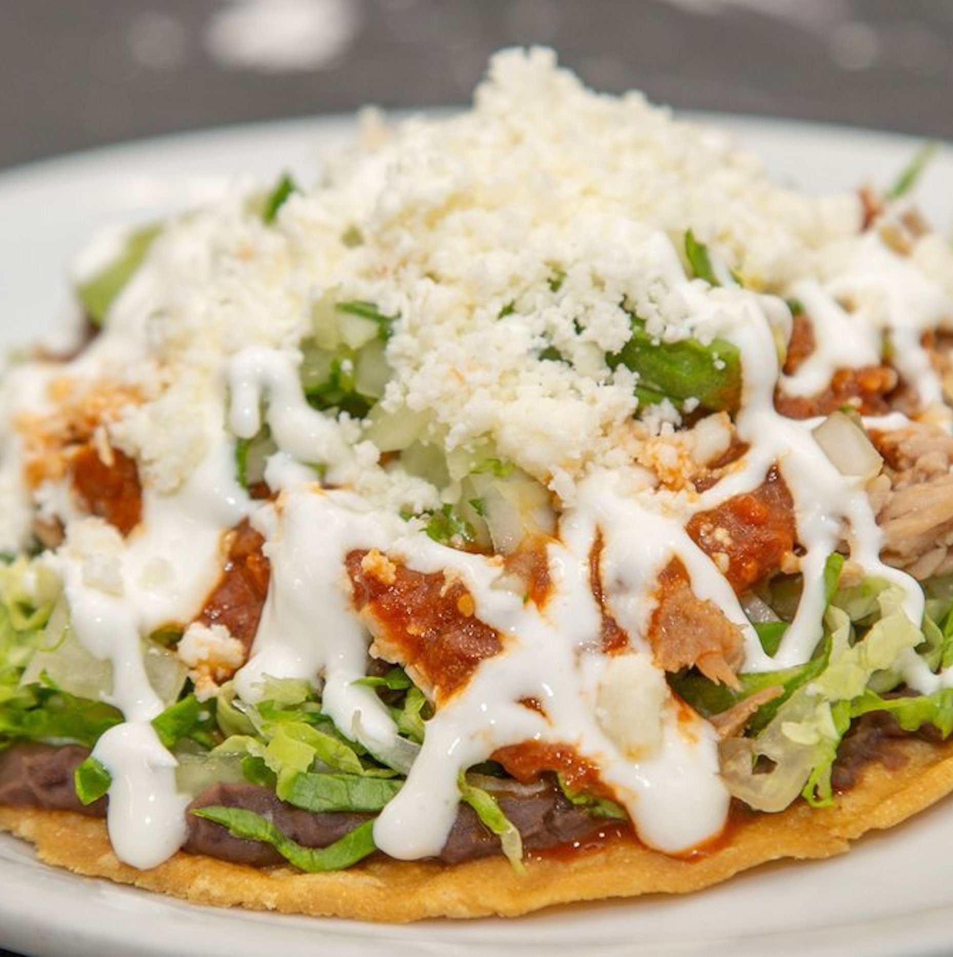 Tostada - Carnitas en Salsa Morita.