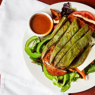 29. Ensalada De Nopales a La Braza Con Milanesa De Pollo