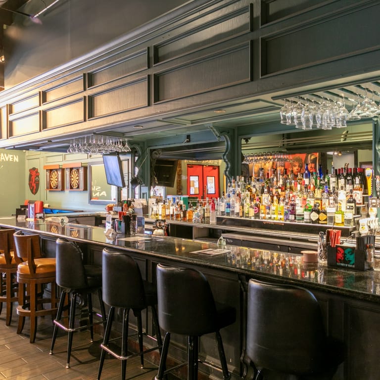 Happy Hour at Vinsar’s Lounge