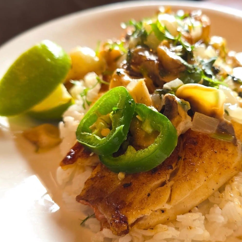 SNAPPER AL FUEGO VERDE.