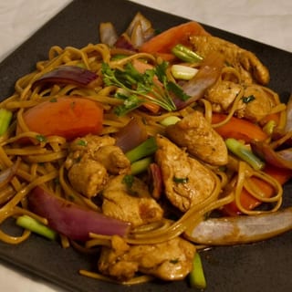 Tallarin Saltado de Pollo 