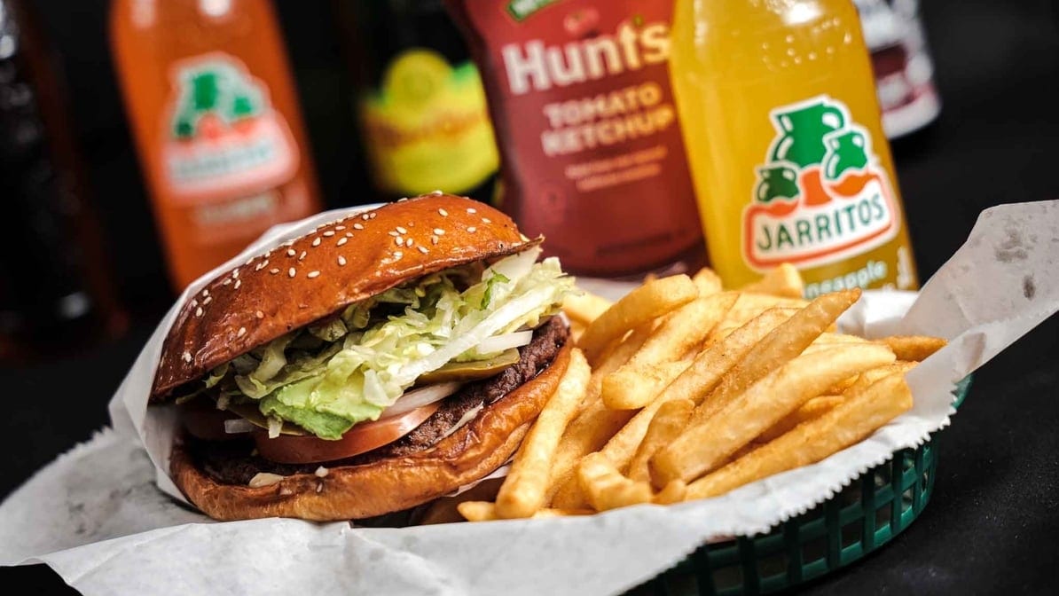 Combo De Hamburguesa Con Queso / Cheeseburger Combo.
