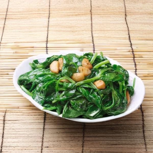 Stir-fried Pea Sprouts with Whole Garlic / 蒜子大豆苗.