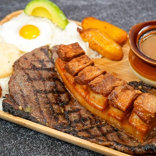 Bandeja Paisa (Bistec o carne molida).
