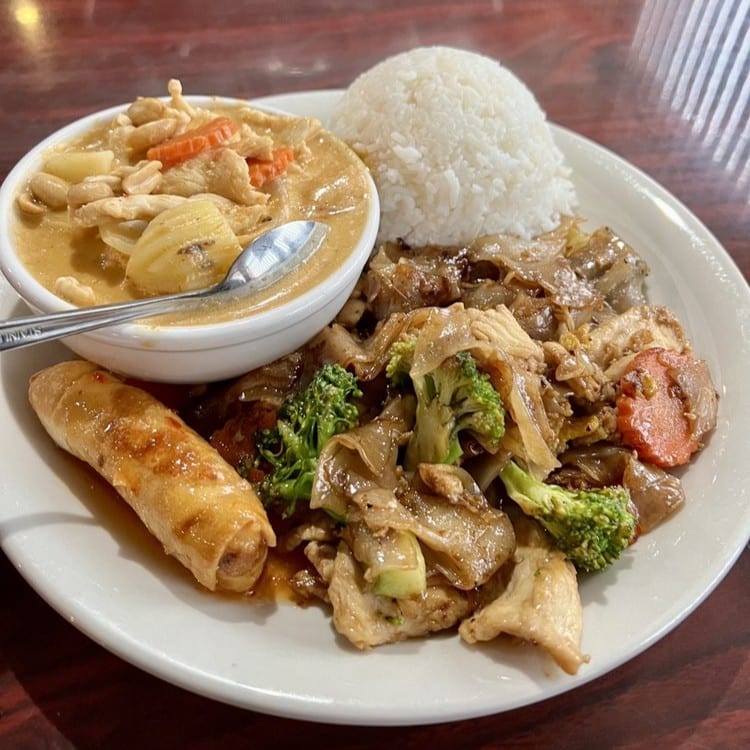 Chicken Pad Se-Ew and Chicken Massaman Curry.