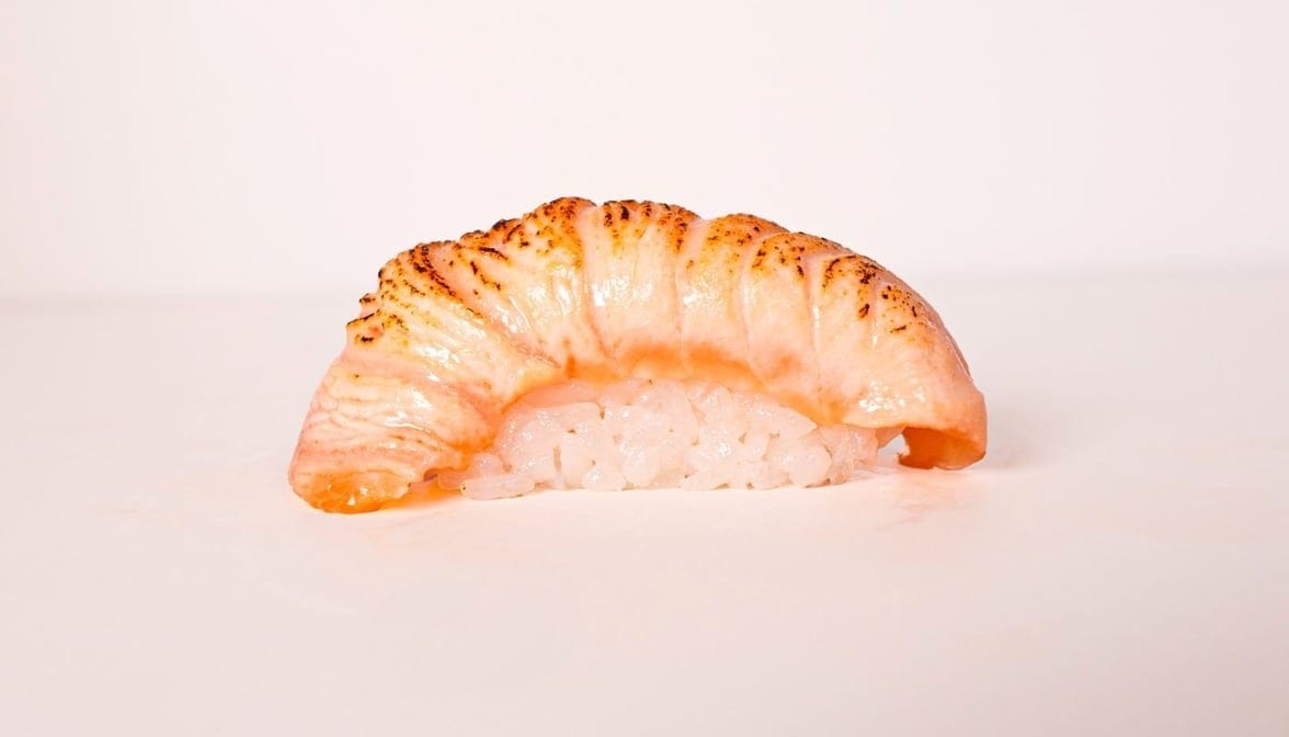 N10 Nigiri Sear Salmon/2Pcs / Raw Fish.