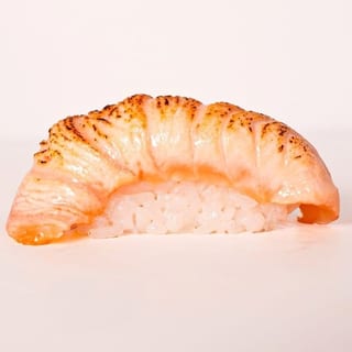 N10 Nigiri Sear Salmon/2Pcs / Raw Fish