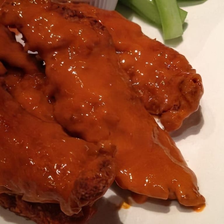 Delicious Chicken Wings: A Sports Bar Favorite