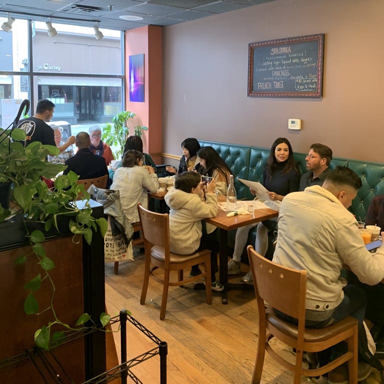 A Comfortable Space to Enjoy Your Meal