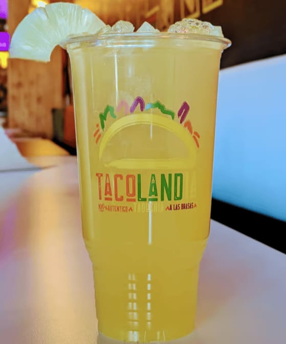 Bebida De Piña Mediana / Medium Pineapple Drink.