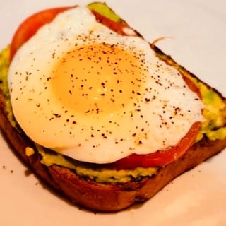 Avocado Toast, fried egg & grilled tomato