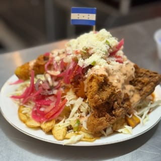 Pollo Frito Con Tajadas/Fried Chicken with green bananas