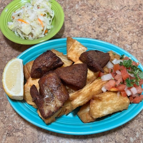 Yuca Con Pollo O Chicharrón.