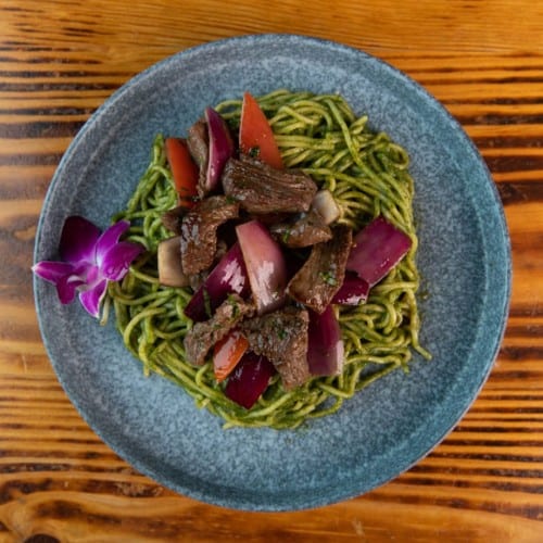 Tallarin Verde Con Lomo Saltado.