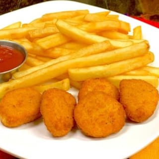 CHICKEN NUGGETS & FRIES