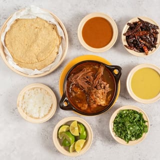 Plato De Barbacoa en Consomé / Barbacoa Dish in Broth for Dip