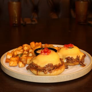 Botellas Birria Benedict