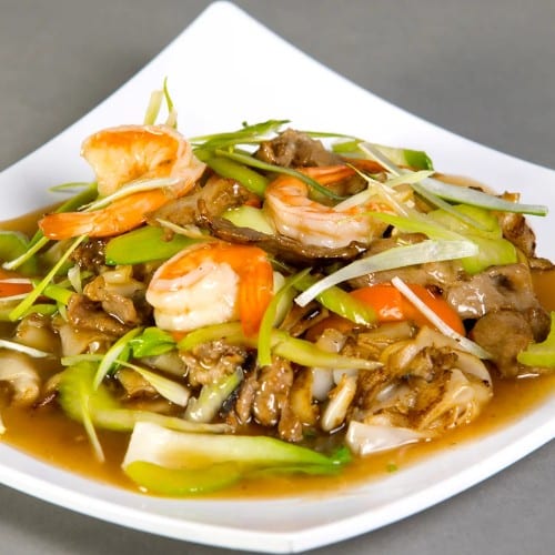 M1. Áp Chao Mềm Thấp Cam / Chow Fun with Vegetable, Shrimp, Squid / 什锦炒粉.