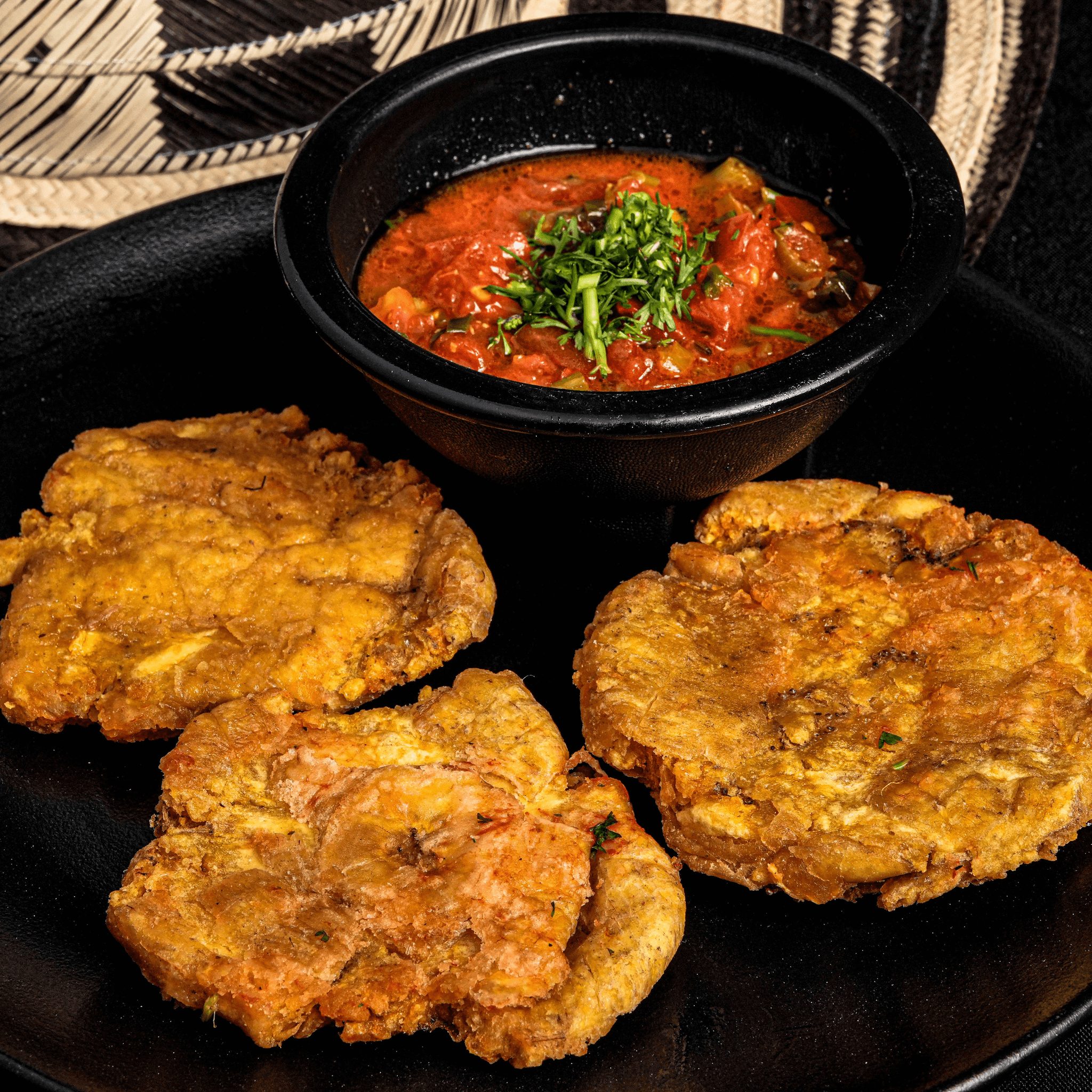 Patacones con Hogao.