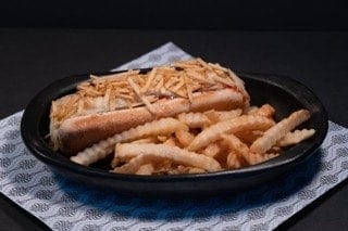 Perro caliente con papa fritas / hot dog with French fries.