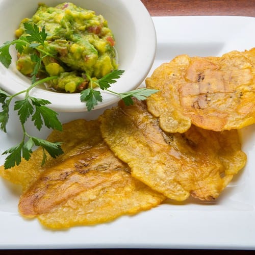 Tostones con Hogao o Guacamole.