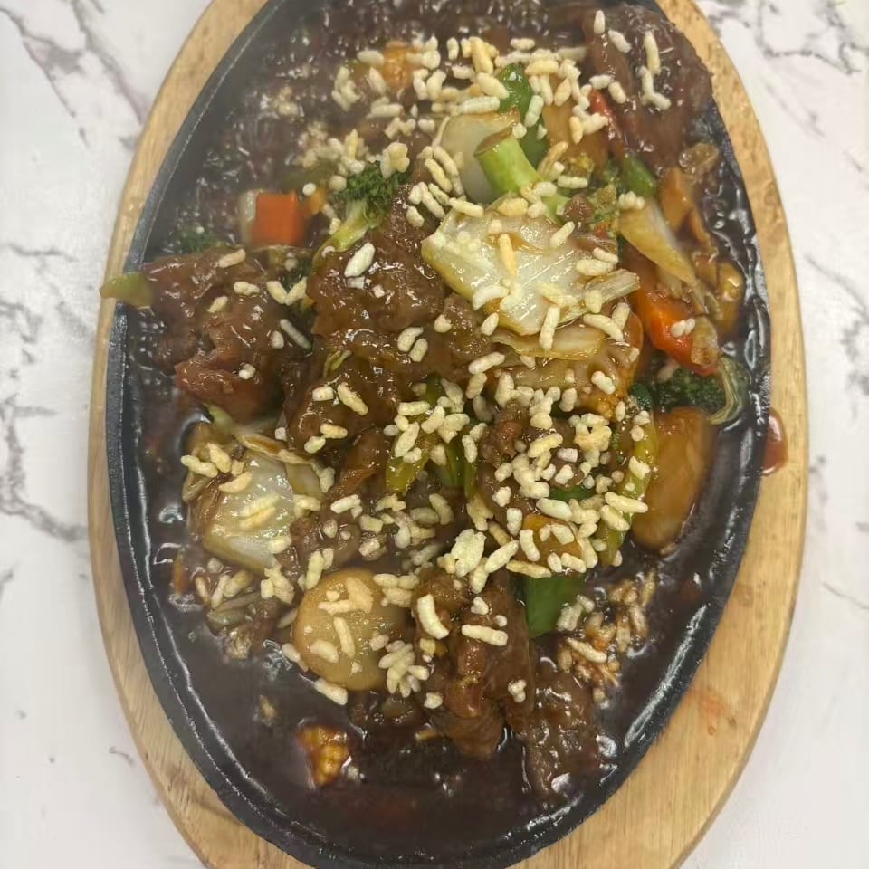 B8. Sizzling Beef with Vegetables.