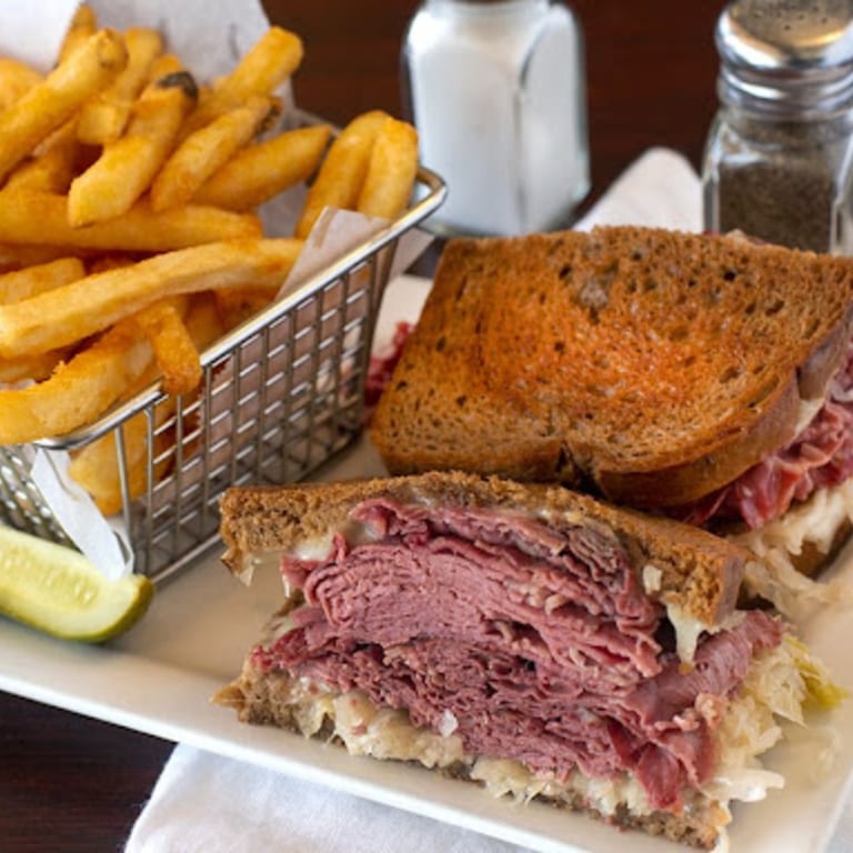 Juicy Corned Beef & Swiss Reuben – A True Classic