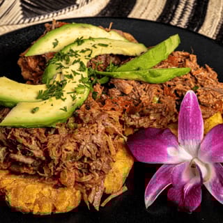 Tostones Rellenos con Carne, Pollo y Camarón