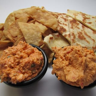 Pita Chips / Bread with Roasted Red Pepper Hummus 4 oz