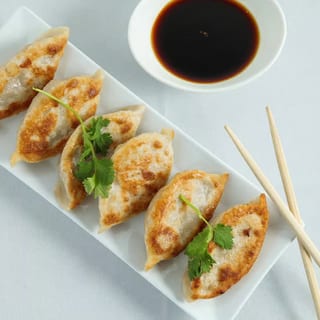 生煎锅贴 Pan Fried Pork Dumplings