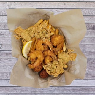 Jumbo shrimp (4) & fried oysters (4)