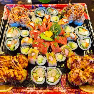 Delish Classic Platter  ( 50pcs For 7 People)