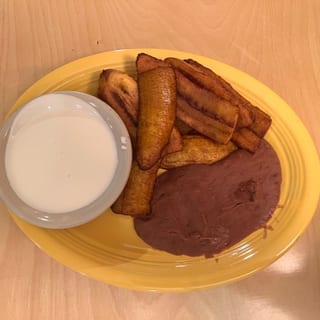 Platanos Con Crema Y Frijoles