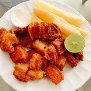Chicharron y yuca frita