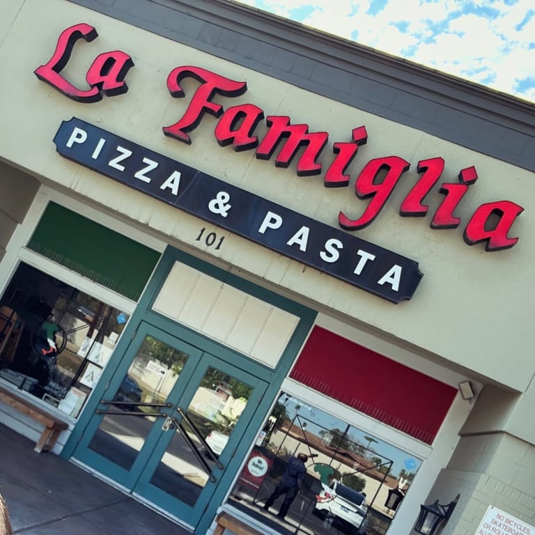 Welcome to La Famiglia Pizza & Pasta🍕🍝