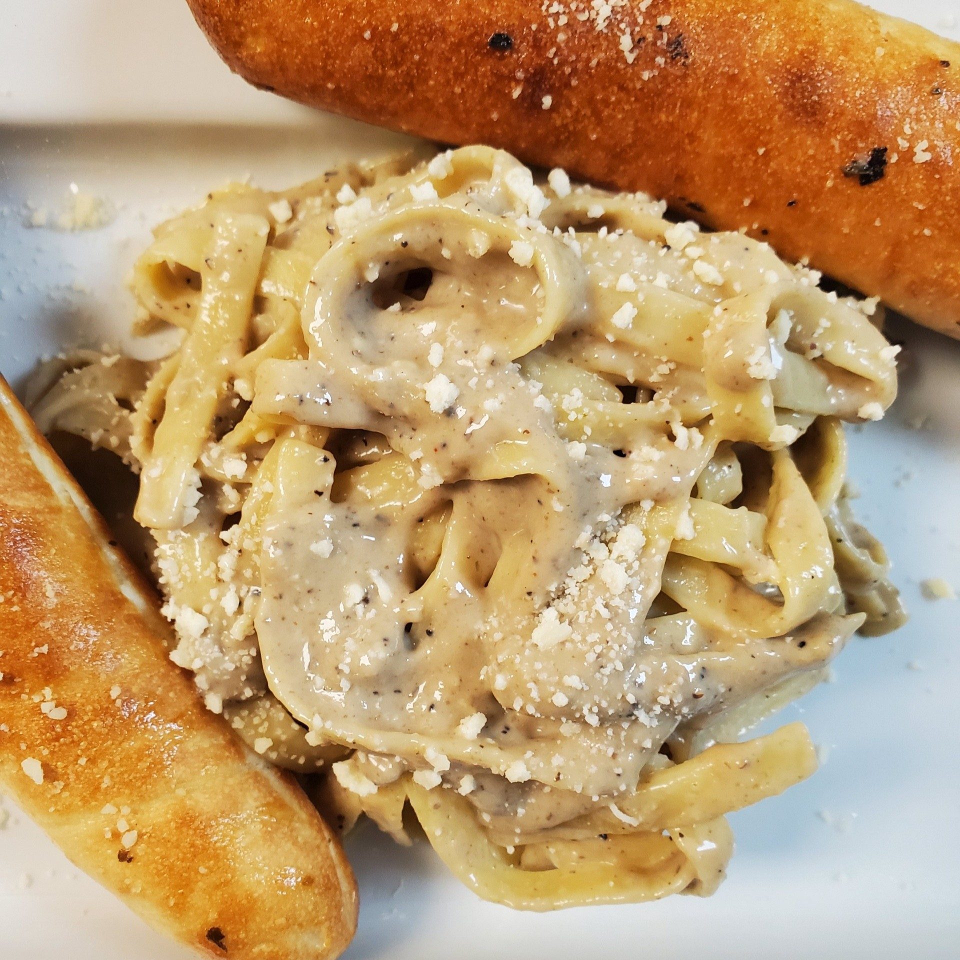 OG's Spicy Fettuccine Alfredo with Breadsticks.