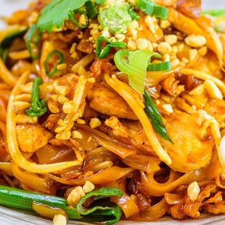 E24ฺB. Pad Thai Sriracha