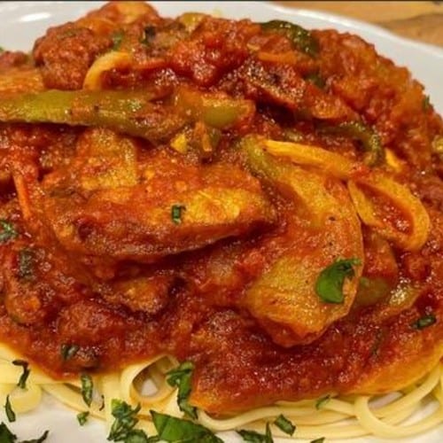 LINGUINI WITH RED CLAM SAUCE ENTRÉE.