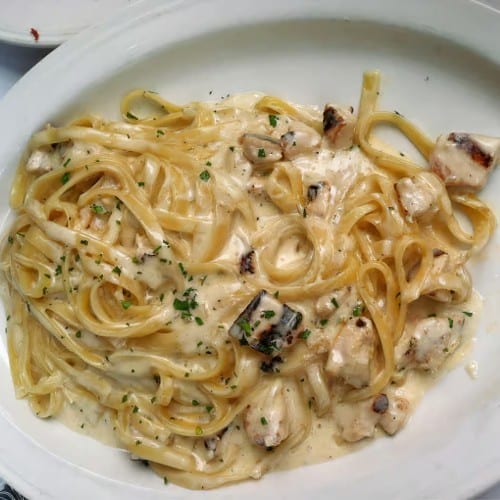 Fettuccine Alfredo Con Pollo.