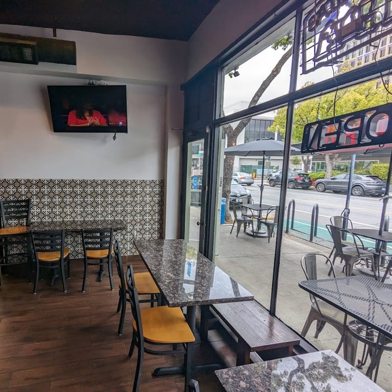 A Relaxed and Flavorful Dine-In Experience! 🍽️